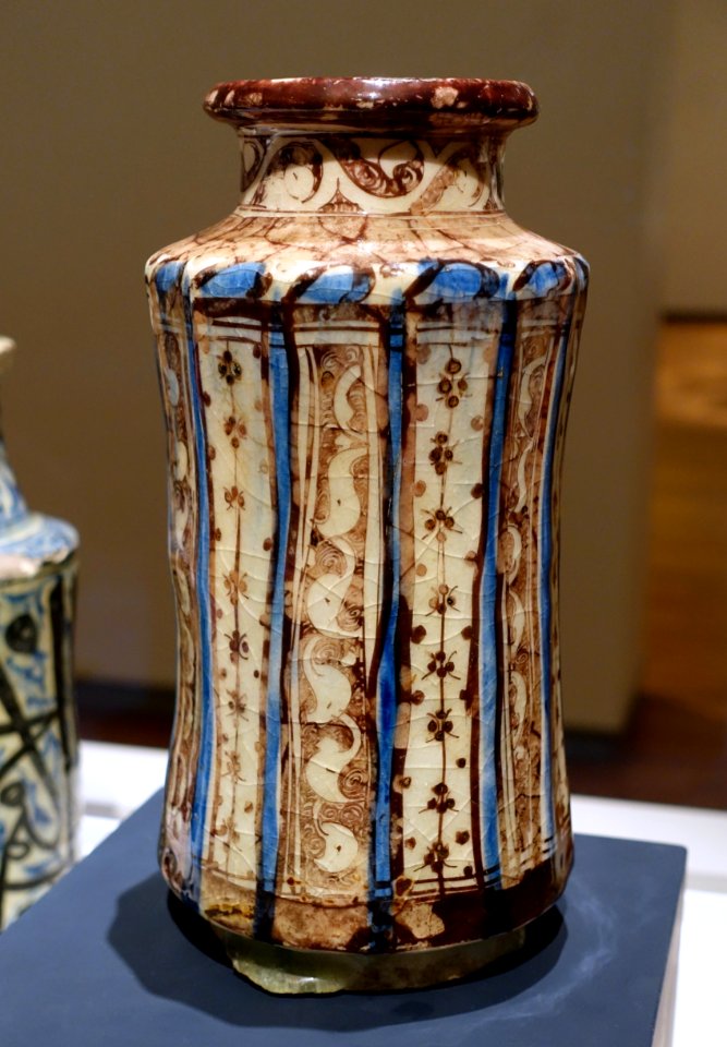 Albarello, Syria, Raqqa, 13th century AD, fritware painted with gold lustre and blue - Aga Khan Museum - Toronto, Canada - DSC06542