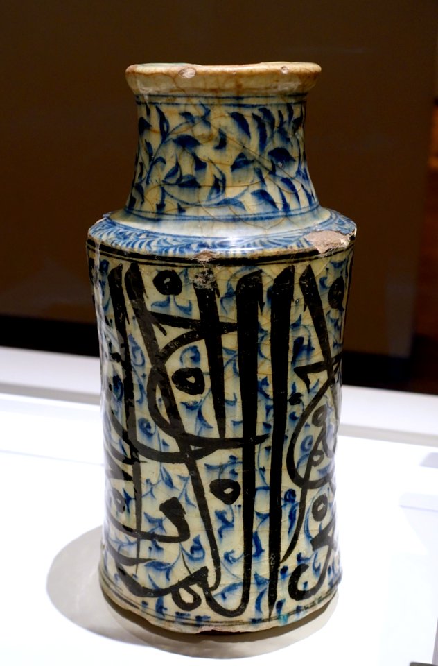 Albarello, Syria, 15th century AD, underglaze-painted fritware - Aga Khan Museum - Toronto, Canada - DSC06537