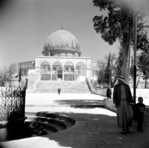 Al Haram esh-Sharif - Tempelberg. Rotskoepel of Qubbet es-Sakhra met poort die t, Bestanddeelnr 255-5443