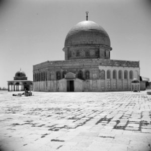 Al Haram esh-Sharif - Tempelberg. Ingang tot de Rotskoepel of Qubbet es-Sakhra, Bestanddeelnr 255-5437