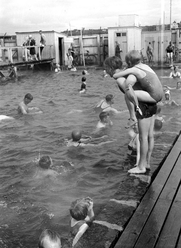 Alafoss Kinderen in het openluchtzwembad van de Laugardalurcamping, Bestanddeelnr 190-0349