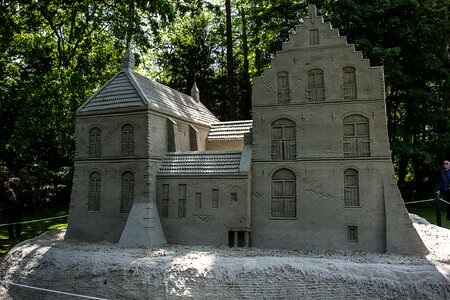 Sand sculpture manor