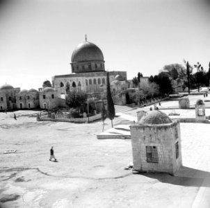 Al Haram esh-Sharif - Tempelberg. Rotskoepel of Qubbet es-Sakhra met bebouwing …, Bestanddeelnr 255-5435
