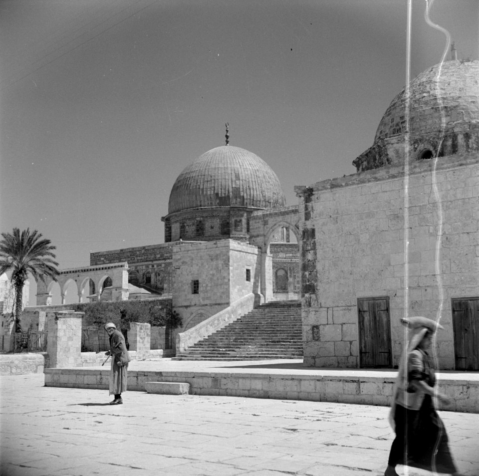 Al Haram esh-Sharif - Tempelberg. Rotskoepel of Qubbet es-Sakhra met poort die t, Bestanddeelnr 255-5442