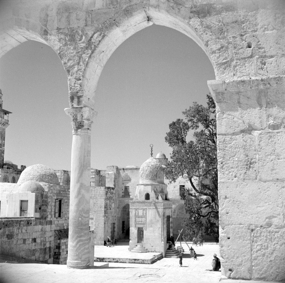 Al Haram esh-Sharif - Tempelberg. Een van de portalen van het platform van de Ro, Bestanddeelnr 255-5411