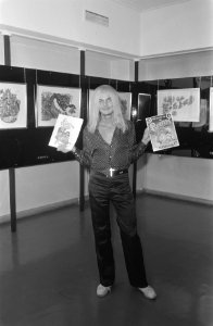 Alan Aldridge met posters en schilderijen in Bijenkorf, Bestanddeelnr 924-7588