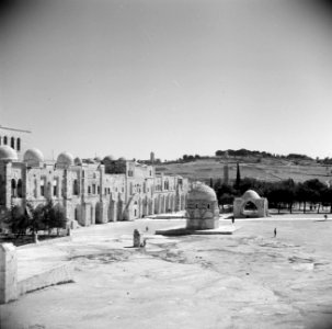 Al Haram esh-Sharif - Tempelberg met enkele heiligdommen, Bestanddeelnr 255-5424