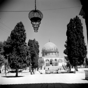 Al Haram esh-Sharif - Tempelberg. Rotskoepel of Qubbet es-Sakhra met poort die t, Bestanddeelnr 255-5446