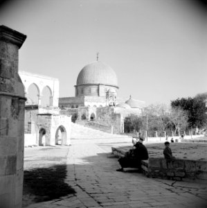 Al Haram esh-Sharif - Tempelberg. Rotskoepel of Qubbet es-Sakhra met op de voorg, Bestanddeelnr 255-5438