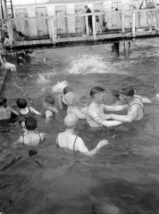 Alafoss Kinderen in het openluchtzwembad van de Laugardalurcamping, Bestanddeelnr 190-0350