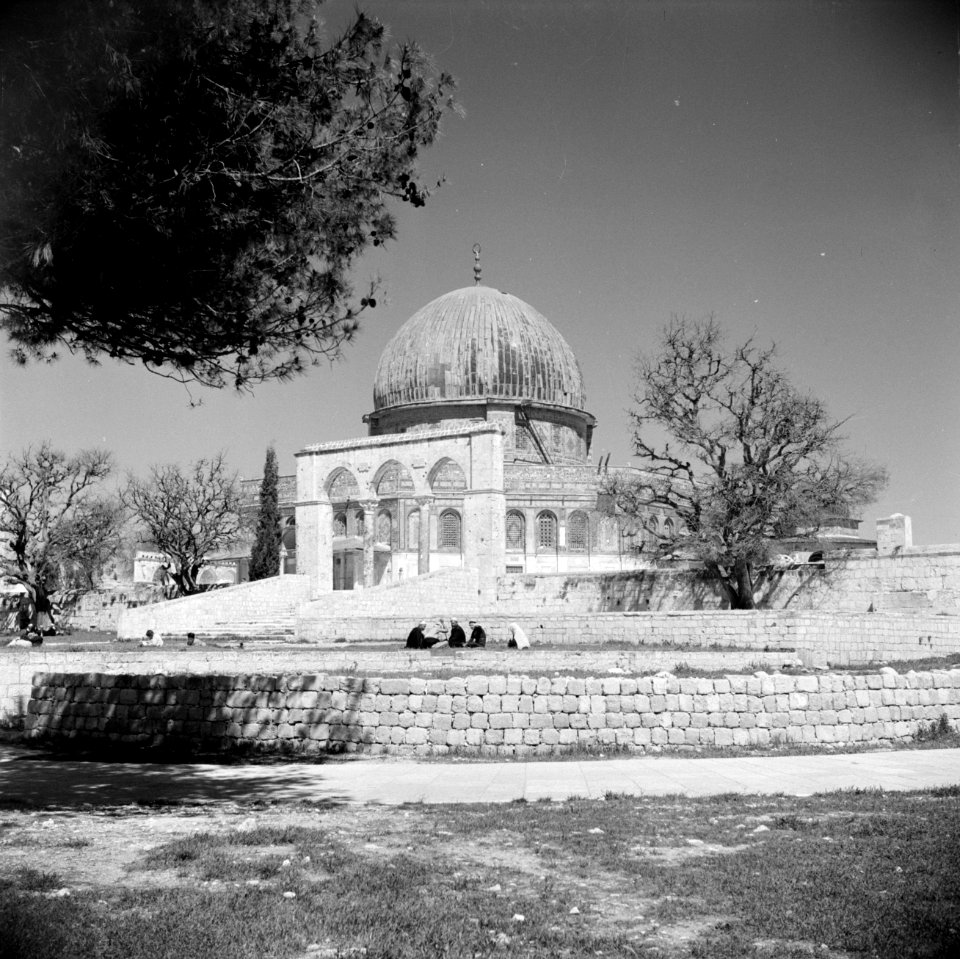 Al Haram esh-Sharif - Tempelberg. Rotskoepel of Qubbet es-Sakhra met poort die t, Bestanddeelnr 255-5440