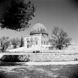Al Haram esh-Sharif - Tempelberg. Rotskoepel of Qubbet es-Sakhra met poort die t, Bestanddeelnr 255-5440