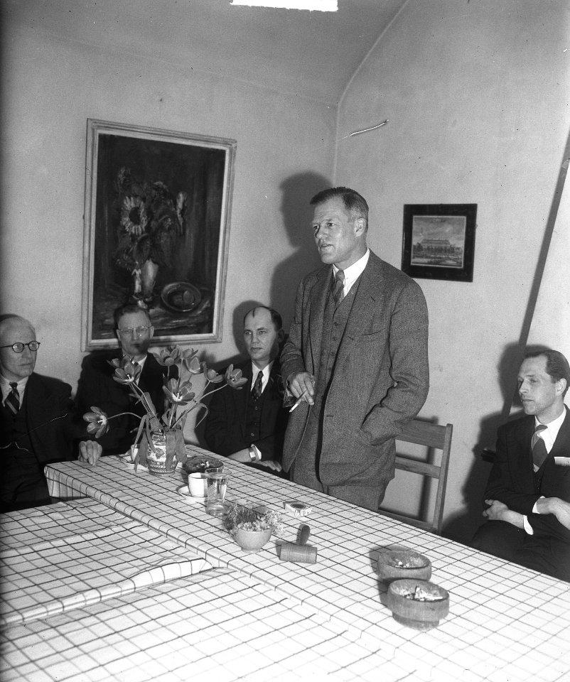 Alan Valentine en jonge boeren in Bergen, Bestanddeelnr 903-2814