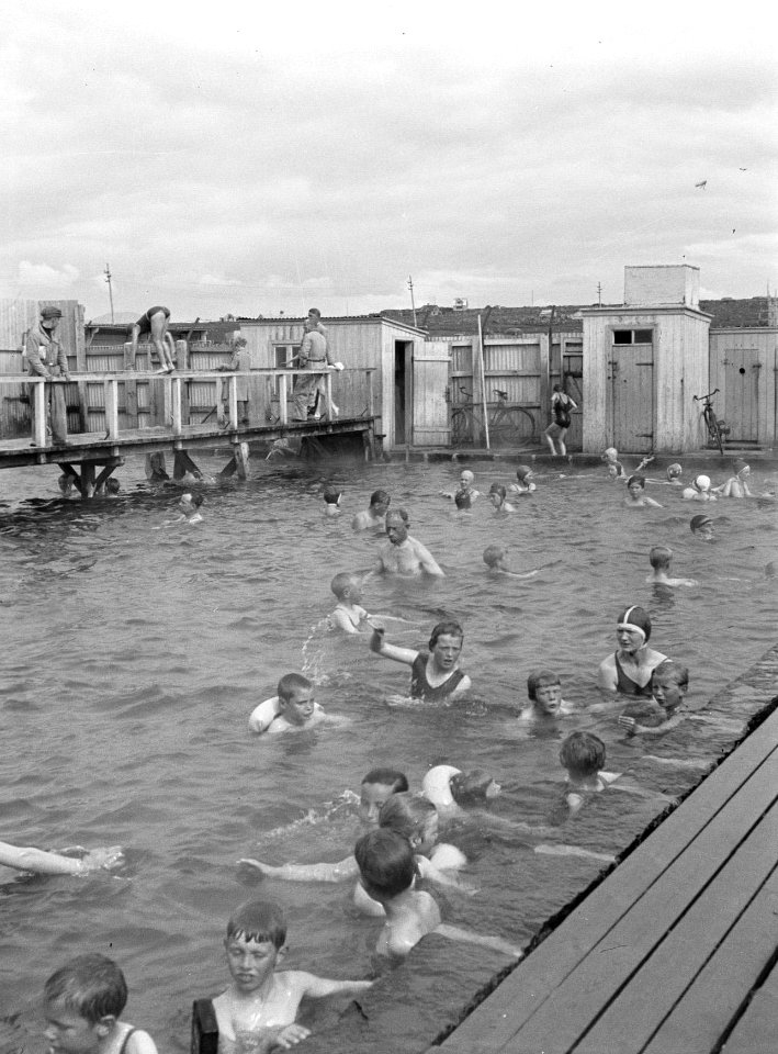 Alafoss Kinderen en volwassenen in het openluchtzwembad van de Laugardalurcampi, Bestanddeelnr 190-0351