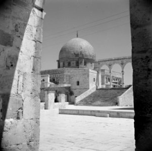 Al Haram esh-Sharif - Tempelberg. Rotskoepel of Qubbet es-Sakhra met poort die t, Bestanddeelnr 255-5444