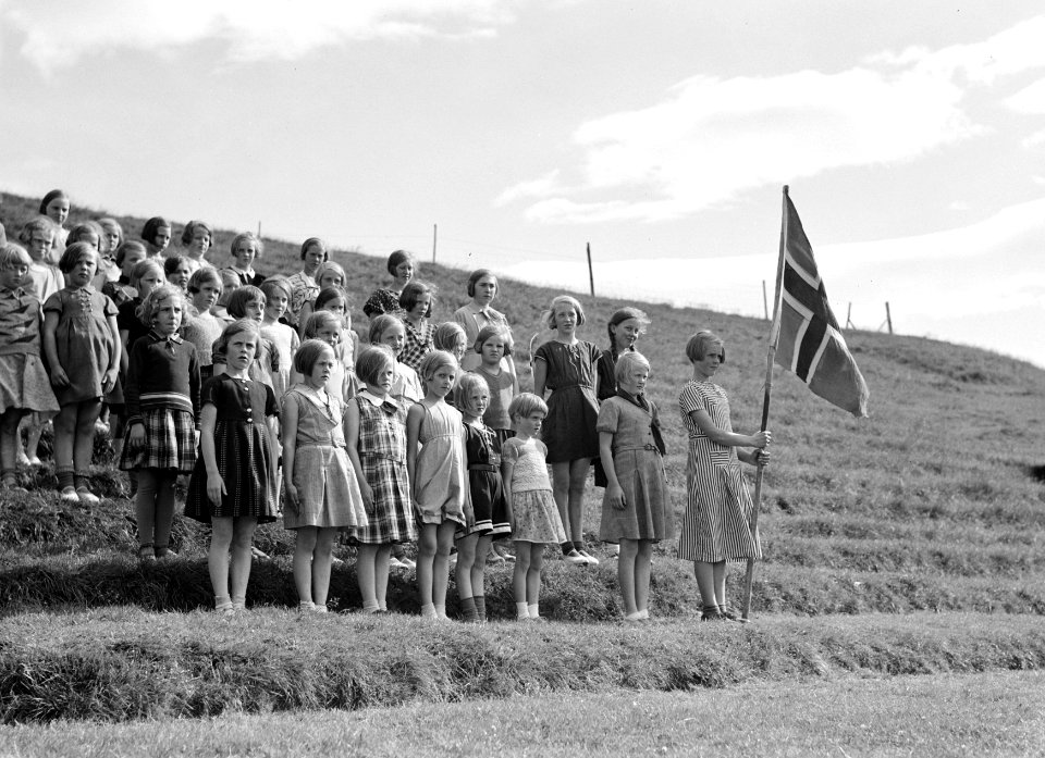 Alafoss Jonge meisjes, van wie er een met de IJslandse vlag, staan in het gelid, Bestanddeelnr 190-0326