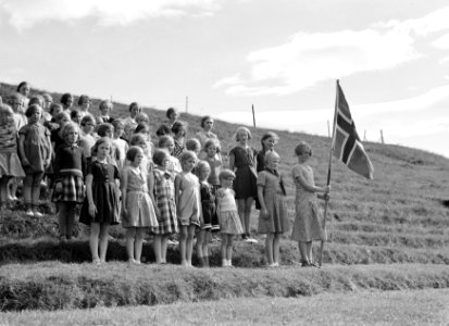 Alafoss Jonge meisjes, van wie er een met de IJslandse vlag, staan in het gelid, Bestanddeelnr 190-0326