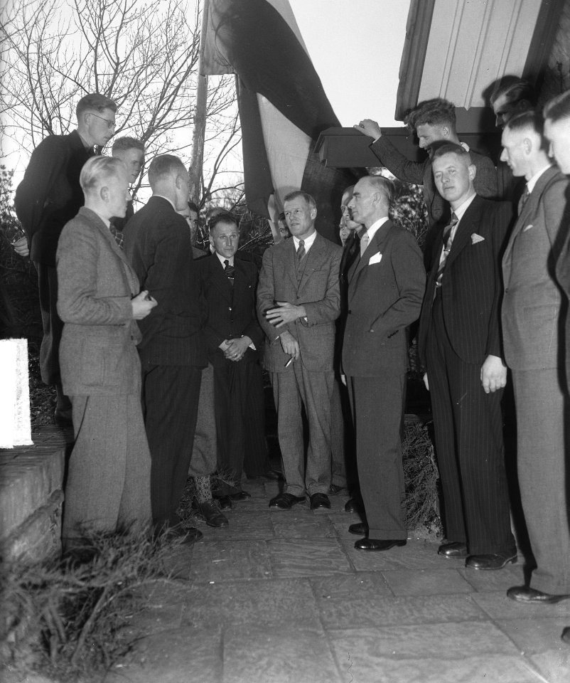 Alan Valentine en jonge boeren in Bergen, Bestanddeelnr 903-2813