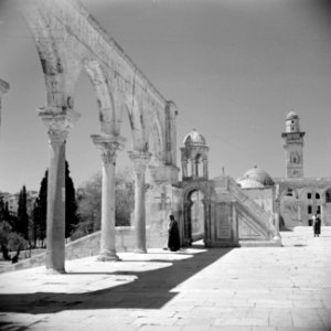 Al Haram esh-Sharif - Tempelberg. Plein waarop de Rotskoepel is gebouwd minaret, Bestanddeelnr 255-5413