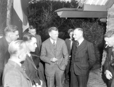 Alan Valentine en jonge boeren in Bergen, Bestanddeelnr 934-5257