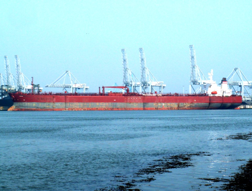 Al Mukhtarah - IMO 9009229 at the 'Beergat', Port of Rotterdam, Holland 23-Apr-2006