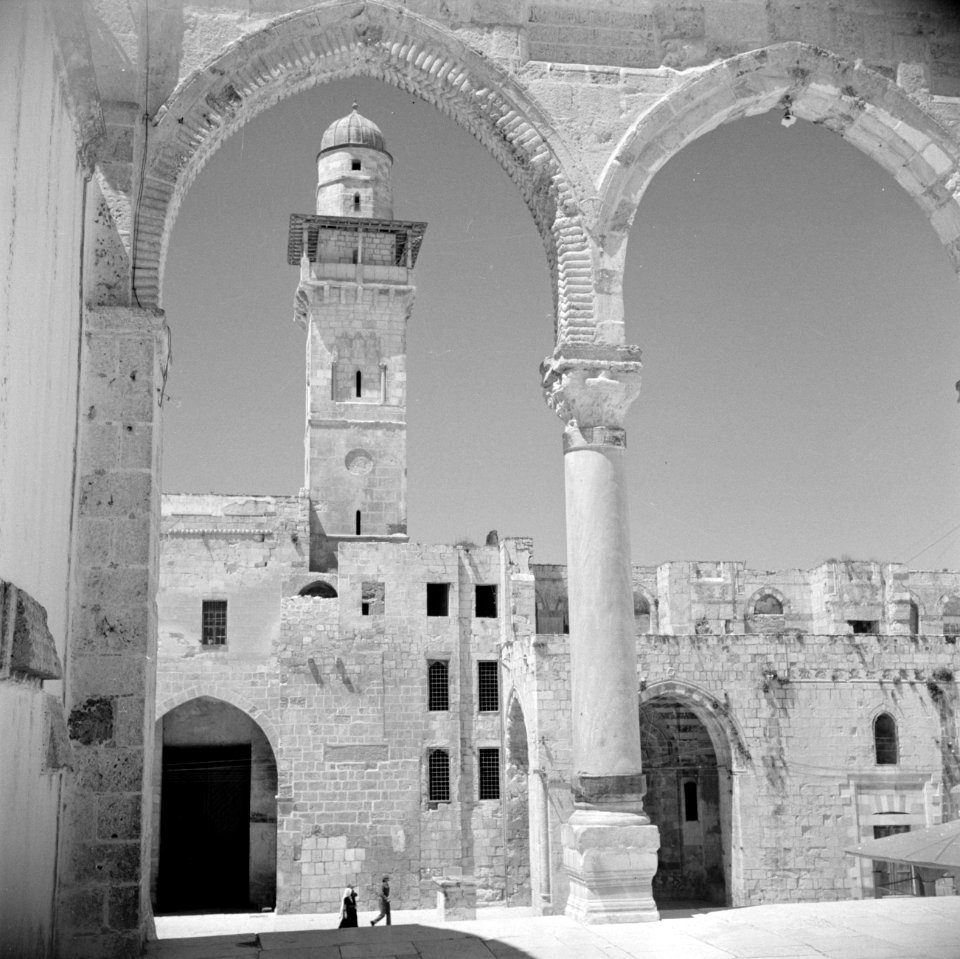Al Haram esh-Sharif - Tempelberg. Een van de portalen van het platform van de Ro, Bestanddeelnr 255-5412