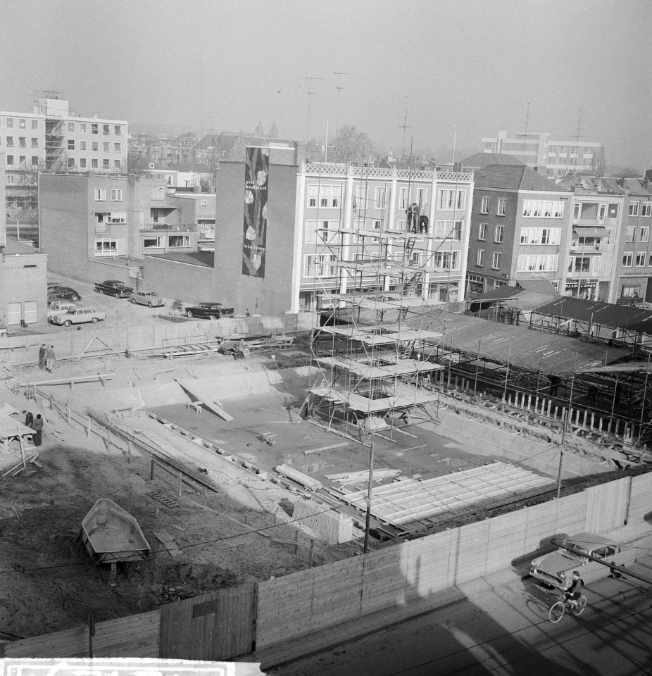 AKU 50 jaar Op het gele Rijdersplein in Arnhem komt een door de AKU aangeboden , Bestanddeelnr 912-1294