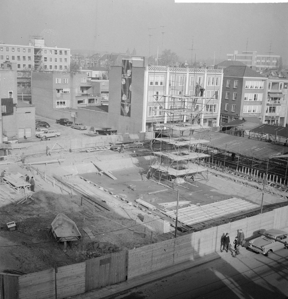 AKU 50 jaar Op het gele Rijdersplein in Arnhem komt een door de AKU aangeboden , Bestanddeelnr 912-1295