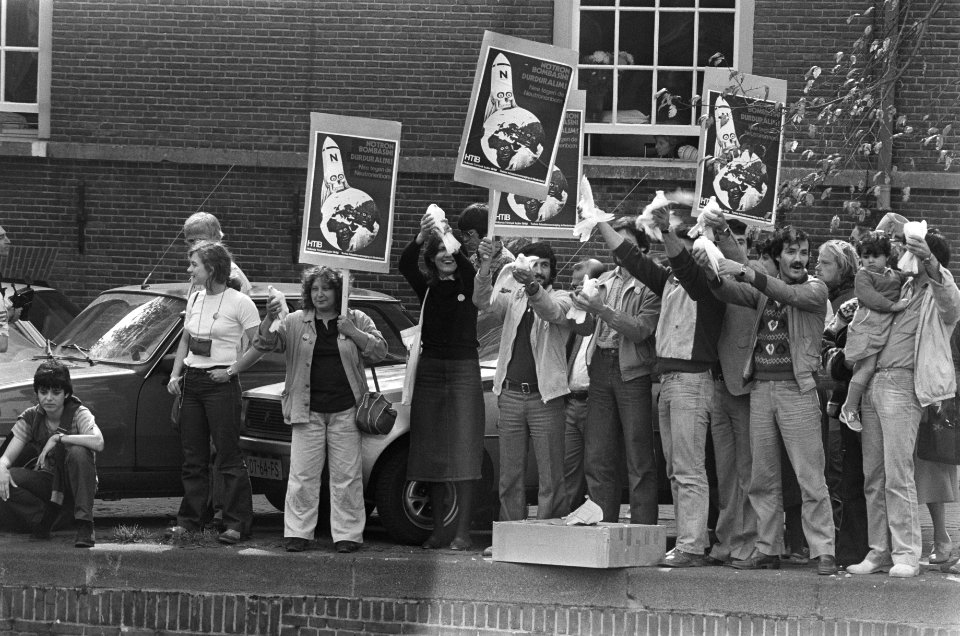 Aktievoerders met protestborden, Bestanddeelnr 931-6425