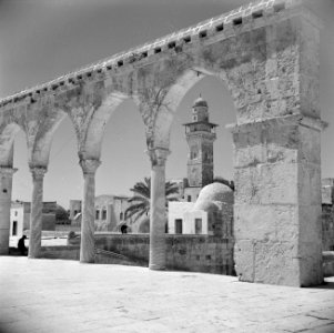 Al Haram esh-Sharif - Tempelberg. Een van de portalen van het platform van de Ro, Bestanddeelnr 255-5410