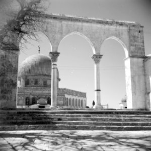 Al Haram esh-Sharif - Tempelberg. Een van de portalen die leiden naar het platfo, Bestanddeelnr 255-5408