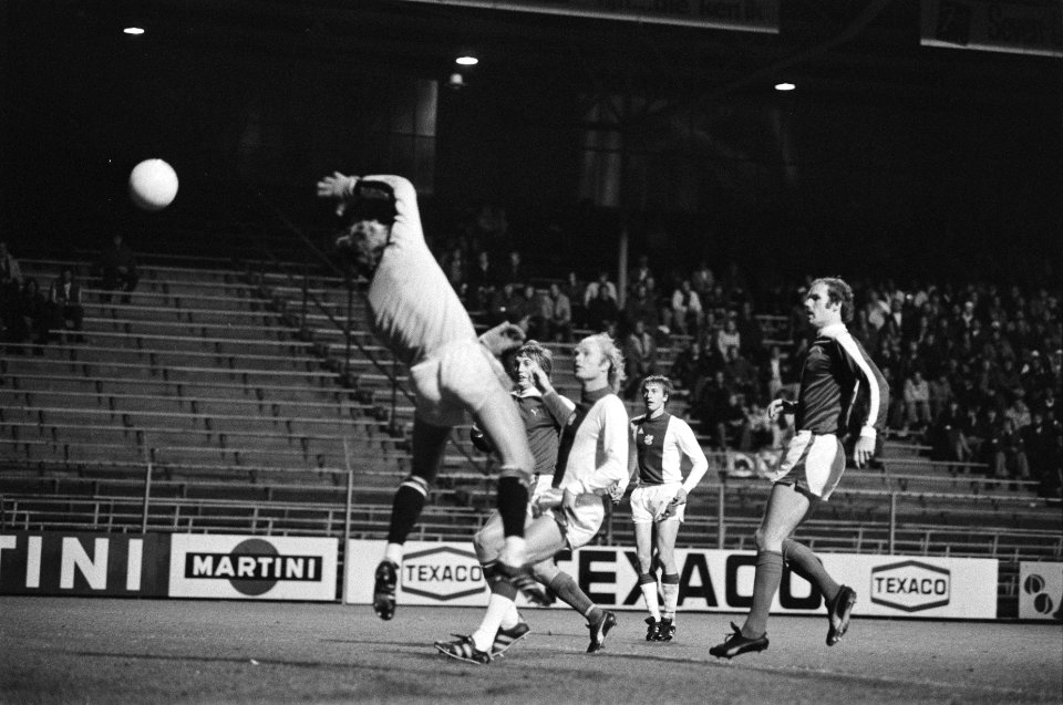 Ajax tegen Sparta 1-3, Geels in duel met doelman Doesburg, Bestanddeelnr 928-7774