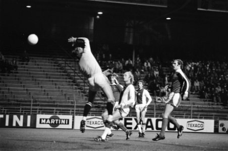 Ajax tegen Sparta 1-3, Geels in duel met doelman Doesburg, Bestanddeelnr 928-7774