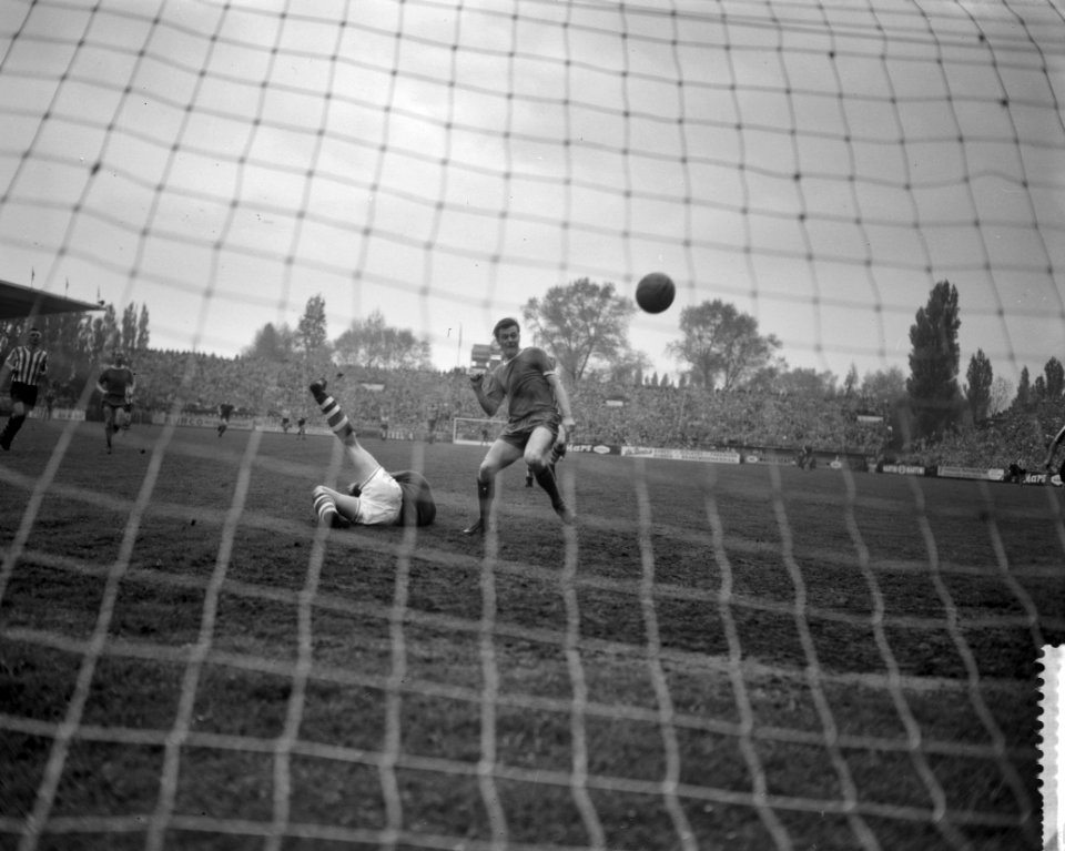 Ajax tegen Sparta 1-1 Westra kopt in, op de grond liggen keeper Van Dijk, Bestanddeelnr 912-3909