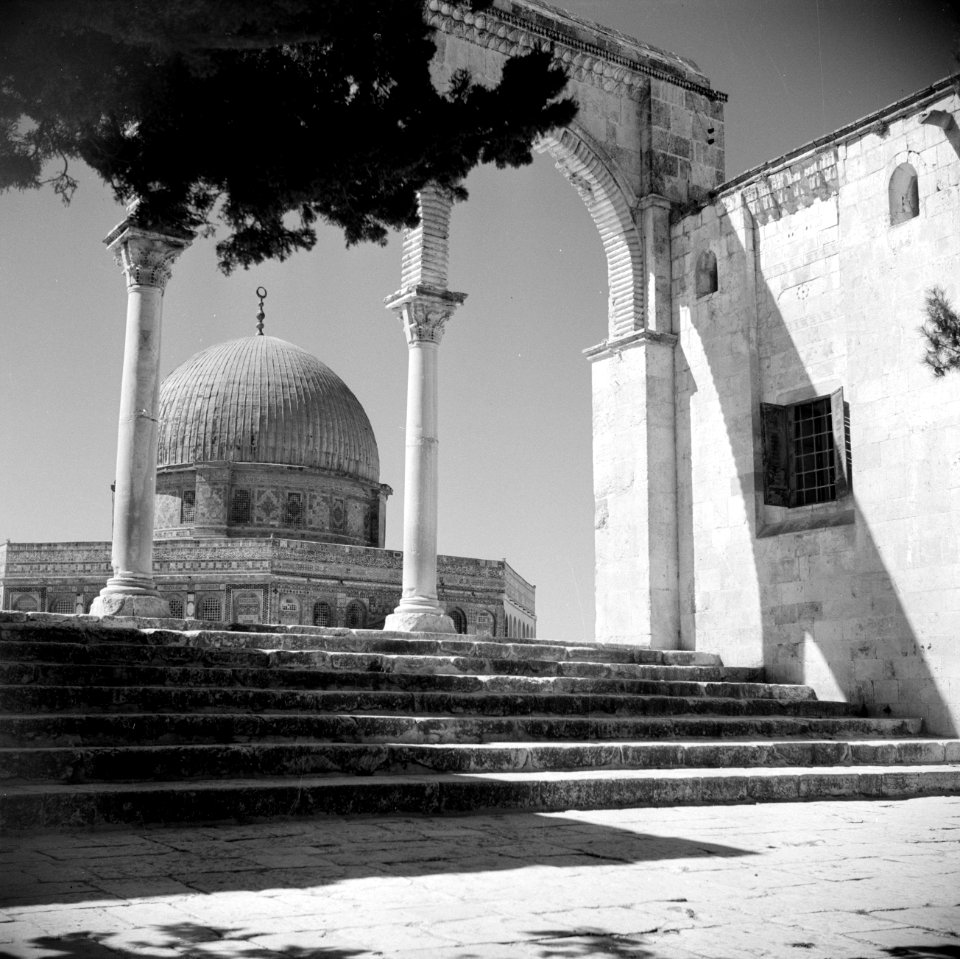 Al Haram esh-Sharif - Tempelberg. Een van de portalen die leiden naar het platfo, Bestanddeelnr 255-5407