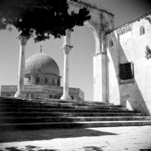 Al Haram esh-Sharif - Tempelberg. Een van de portalen die leiden naar het platfo, Bestanddeelnr 255-5407