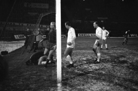 Ajax tegen Slovan Bratislava 5-1, Henk Groot heeft gescoord. Slovan keeper ligt , Bestanddeelnr 920-9090