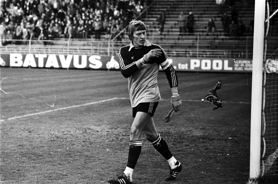 Ajax tegen Sparta 0-0, Sparta-doelman Doesburg gooit dode eend weg, Bestanddeelnr 929-6731