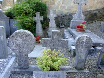 Alçabéhéty (Alçay-Alçabéhéty-Sunharette, Pyr-Atl, Fr) coin du cimetière avec stèles basques