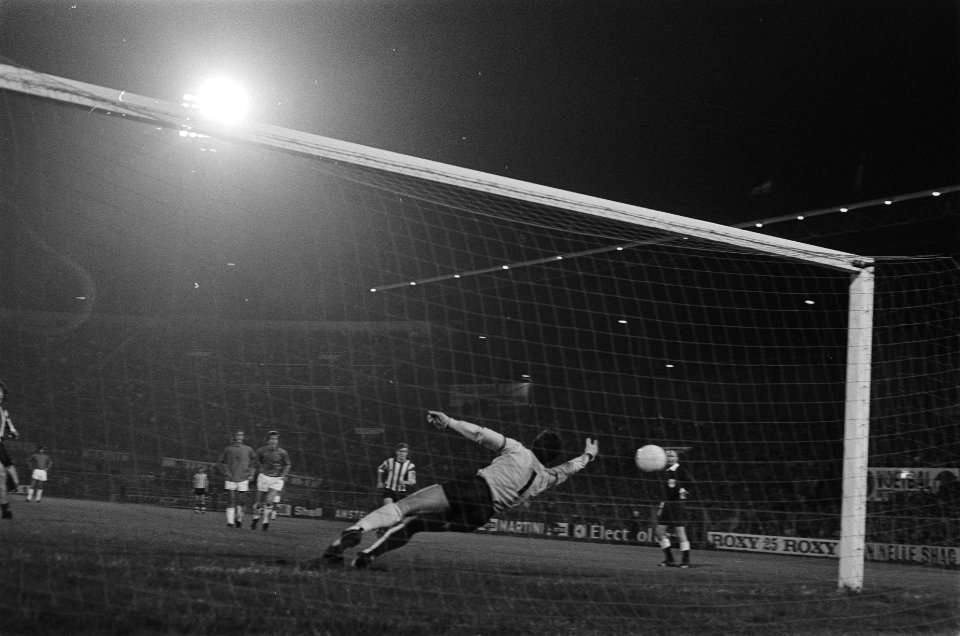 Ajax tegen Sparta (2-2) Heijerman (Sparta) scoort uit strafschop (0-1 of 2-2), Bestanddeelnr 923-9307