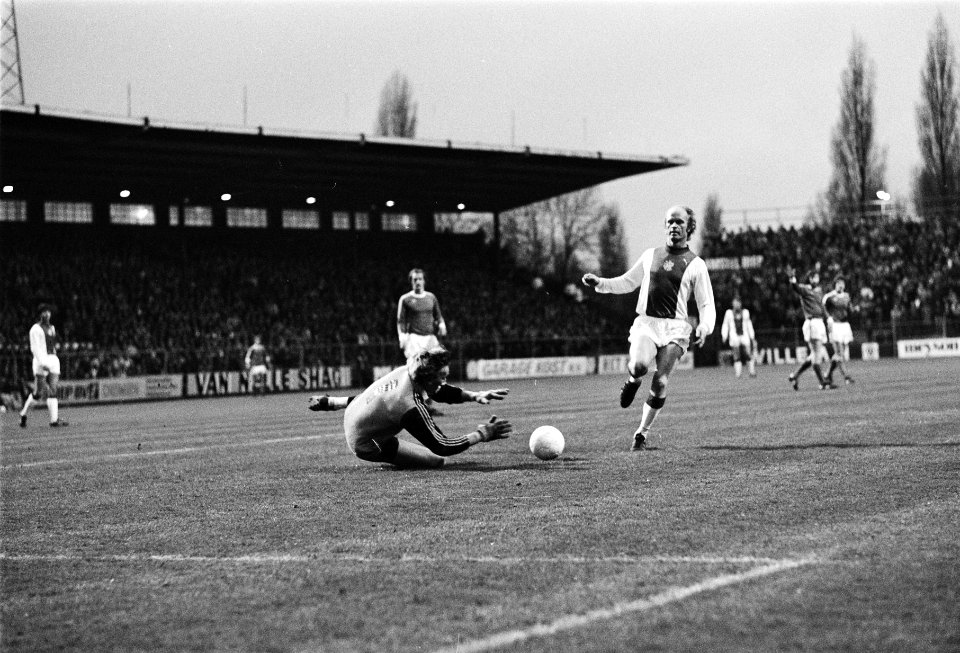 Ajax tegen Sparta 2-0, halve finale KNVB-beker, keeper Doesburg is Geels te snel, Bestanddeelnr 929-6703