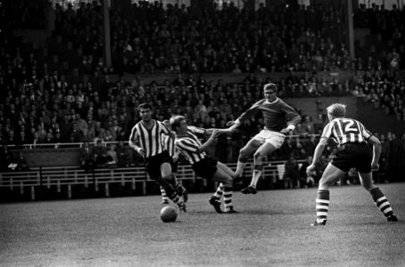 Ajax tegen Sparta 1-3, vlnrvlnr Theo Laseroms, Ad Verhoeven, Ton Kemper,, Bestanddeelnr 916-9007