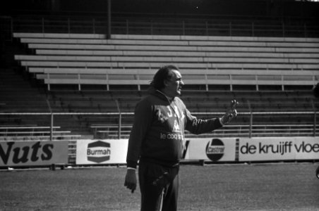 Ajax wordt getraind door Bobby Haarms Bobby Haarms in actie tijdens training, Bestanddeelnr 927-1299