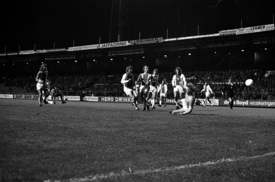 Ajax tegen Sparta 0-0, Varga passeert Doesburg, Bestanddeelnr 927-1384