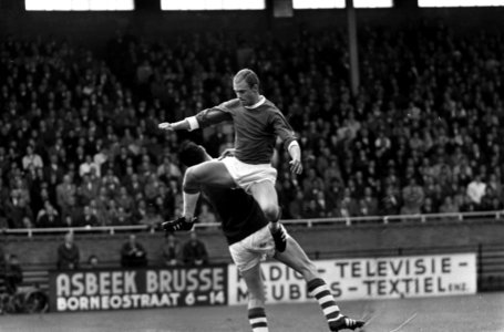 Ajax tegen Sparta 1-3, Siem Tijm (Ajax) in duel met keeper Den Hertog van Sparta, Bestanddeelnr 916-9006