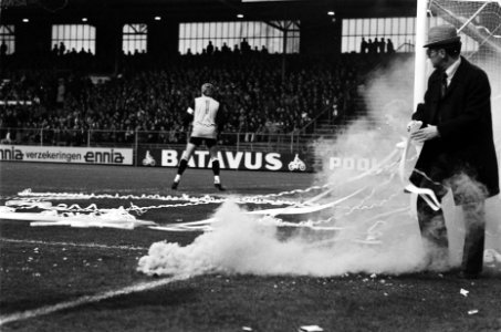 Ajax tegen Sparta 2-0, halve finale KNVB-beker, rookbom en toiletpapier in doelg, Bestanddeelnr 929-6705