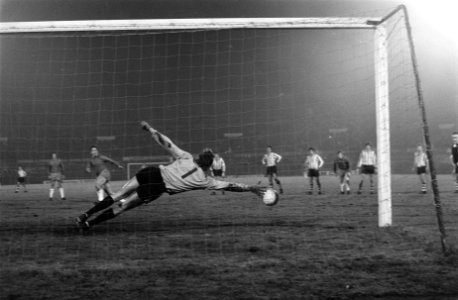 Ajax tegen Sparta 2-1. Sparta-doelman Van Beveren in aktie, Bestanddeelnr 923-2961