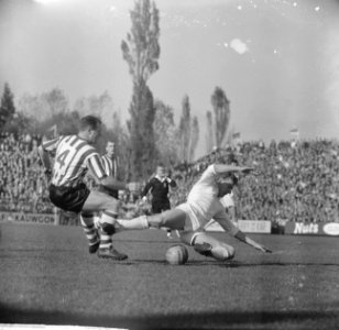 Ajax tegen Sparta 1-2, Ko Prins probeert langs Verhoeven te komen, Bestanddeelnr 914-4318