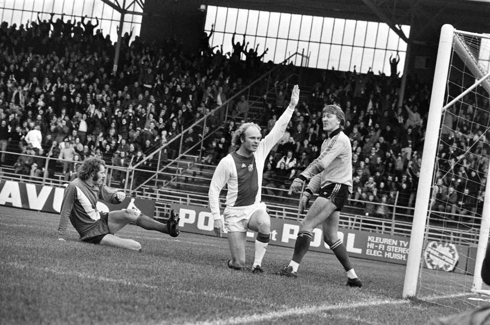 Ajax tegen Sparta 2-0 Geels juicht na scoren, rechts Doesburg, Bestanddeelnr 928-3563