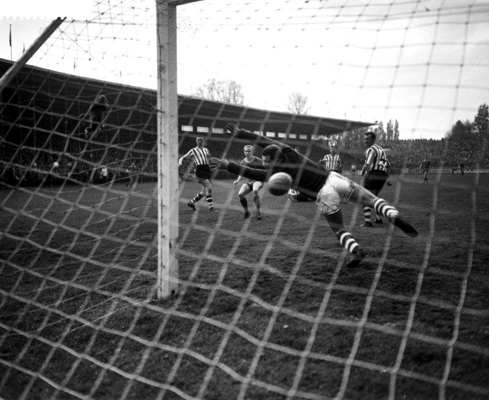 Ajax tegen Sparta 1-1 Misgreep van keeper Van Dijk Schilder, H Grooten en Ver, Bestanddeelnr 912-3908